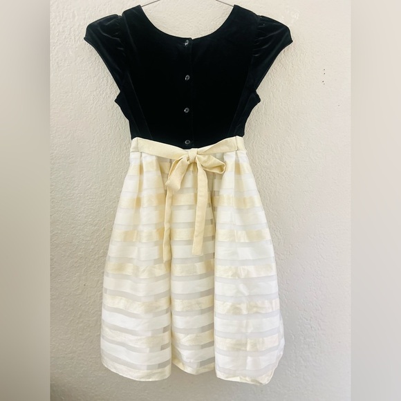 Jonathan Michelle dress size 12
17” across chest pit to pit loose on the waist - Picture 8 of 14